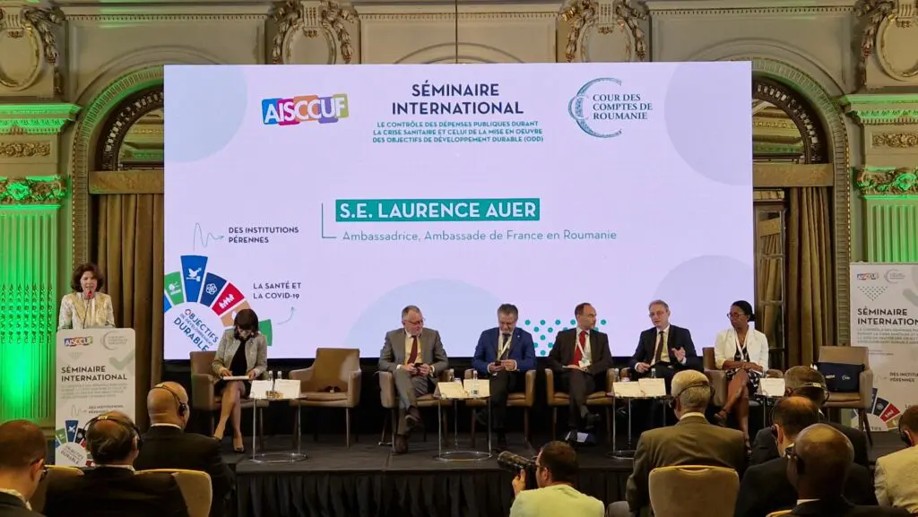 Image pour : 20230711_Laurence Auer, ambassadrice de France, au pupitre
