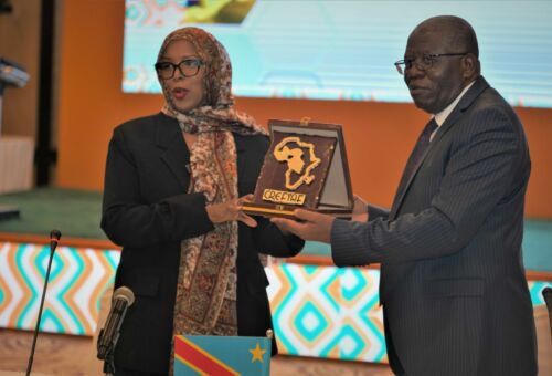 Ismahan Mahamoud Ibrahim, et à sa gauche, Jimmy Muganga