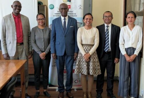 De gauche à droite : Jean Bosco Birakabona, Président de la chambre des Affaires budgétaires et financières de la Cour des Comptes du Burundi, Patricia Solotiana Rasamimanana, présidente de la chambre en charge du contrôle du secteur gouvernance de la Cour des Comptes de Madagascar, Léopold Kabura, Premier président de la Cour des Comptes du Burundi, Lalaina Domoina Ramiandrisoa, Conseillère à la Cour des Comptes de Madagascar, Tafita Razafimanantsoa, Commissaire aux comptes publics à la Cour des Comptes Madagascar, et Misa Ramanantsoa, Superviseure générale de la Cour des Comptes de Madagascar.