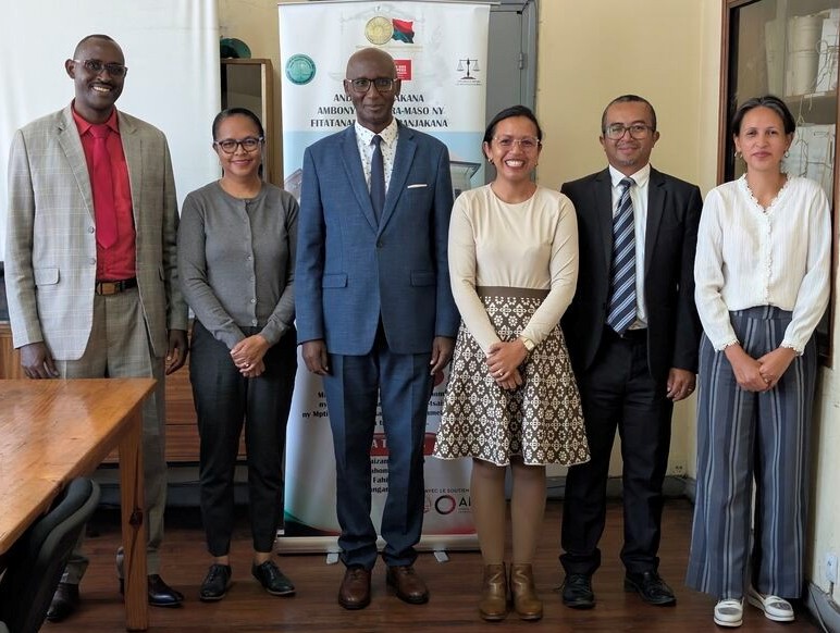 De gauche à droite : Jean Bosco Birakabona, Président de la chambre des Affaires budgétaires et financières de la Cour des Comptes du Burundi, Patricia Solotiana Rasamimanana, présidente de la chambre en charge du contrôle du secteur gouvernance de la Cour des Comptes de Madagascar, Léopold Kabura, Premier président de la Cour des Comptes du Burundi, Lalaina Domoina Ramiandrisoa, Conseillère à la Cour des Comptes de Madagascar, Tafita Razafimanantsoa, Commissaire aux comptes publics à la Cour des Comptes Madagascar, et Misa Ramanantsoa, Superviseure générale de la Cour des Comptes de Madagascar.